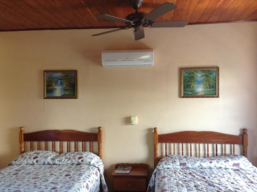 Anchorage Beach Resort Кайе Колкер Екстериор снимка